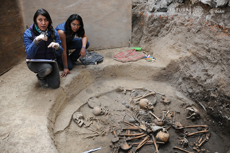 Archaeologists inspecting the site. (Image: Mauricio Marat/National Institute of Anthropology and History (INAH))